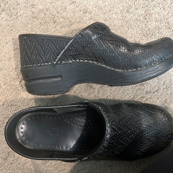 Dansko clogs, black, like new, slightly worn, size 38 women’s. - Picture 4 of 8